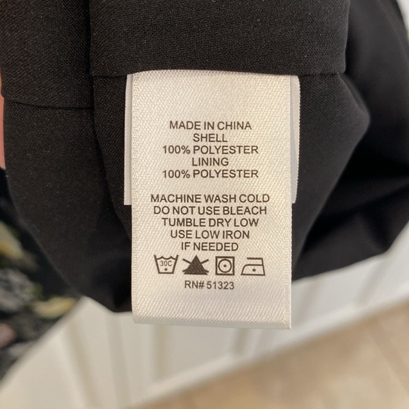 Short dress. Sheer sleeves. Liner for body. Cute flower pattern. Smoke free home - Picture 7 of 9